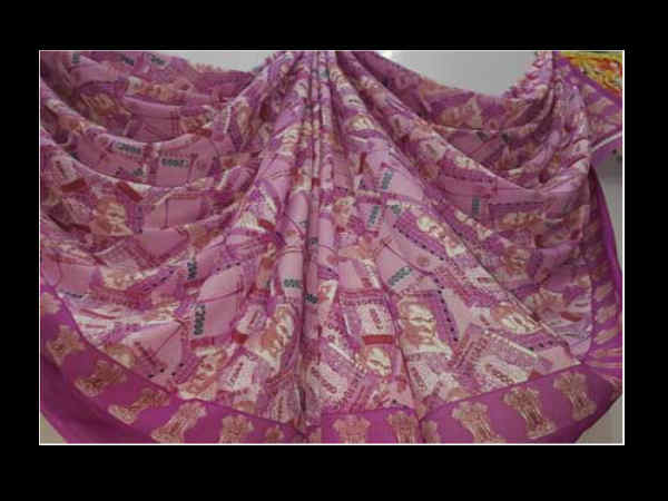 Forget Demonetisation Woes, This Saree With ₹2,000 Notes Printed On It May Soothe Your Soul Forget Demonetisation Woes, This Saree With ₹2,000 Notes Printed On It May Soothe Your Soul
