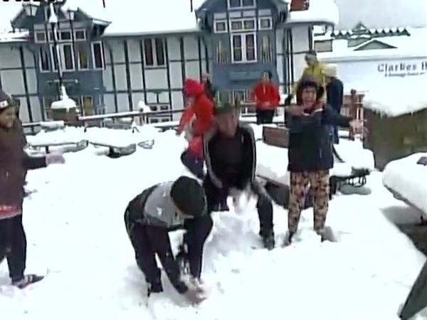 snow3 दिल्ली में बारिश तो पहाड़ों पर हुई भारी बर्फबारी, देखिए शानदार तस्वीरें snow3 दिल्ली में बारिश तो पहाड़ों पर हुई भारी बर्फबारी, देखिए शानदार तस्वीरें