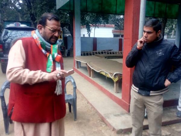 'अखिलेश यादव के समाजवादी एंबुलेंस से हो रहा आचार संहिता का उल्लंघन' 'अखिलेश यादव के समाजवादी एंबुलेंस से हो रहा आचार संहिता का उल्लंघन'