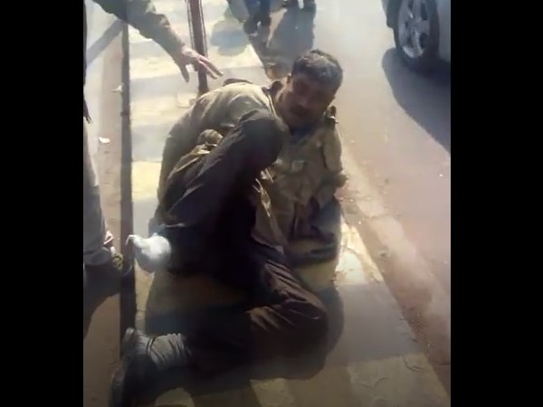 यूपी पुलिस के सिपाही ने बीच सड़क पर की शर्मनाक हरकतें, देखिए वीडियो यूपी पुलिस के सिपाही ने बीच सड़क पर की शर्मनाक हरकतें, देखिए वीडियो