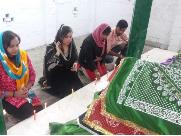 आशिक माशूक की दरगाह प्रेमी युगल को करती है एक, वैलेंटाइन डे पर लगती है भीड़ आशिक माशूक की दरगाह प्रेमी युगल को करती है एक, वैलेंटाइन डे पर लगती है भीड़