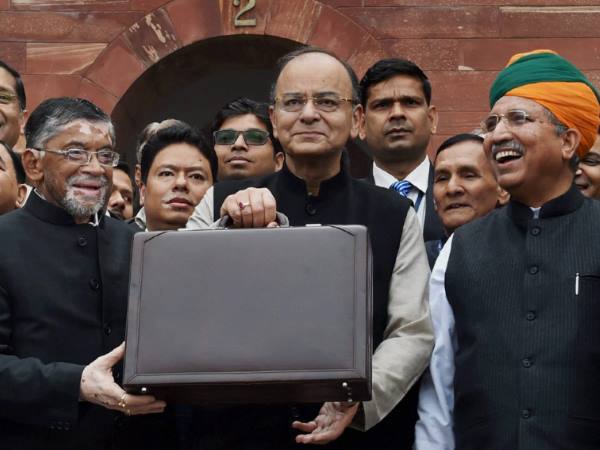 2. पांच लाख तक की आय पर टैक्स दर में कमी