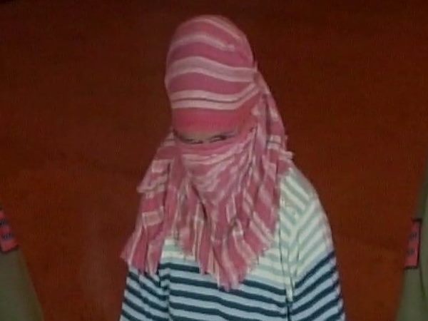 मां के बगल में खेल रही थी बच्ची