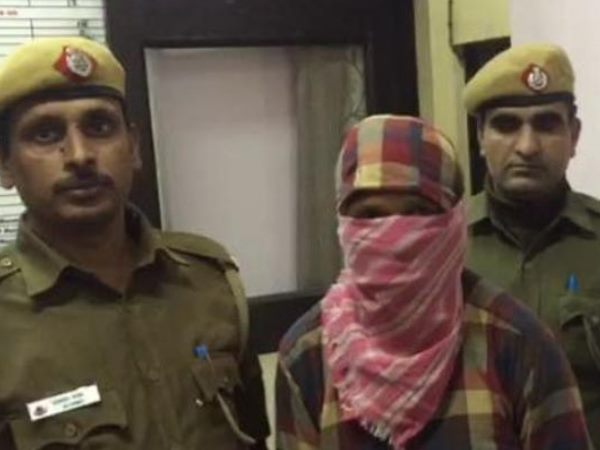 स्कूल से लौट रही लड़कियों को निशाना बनाता था
