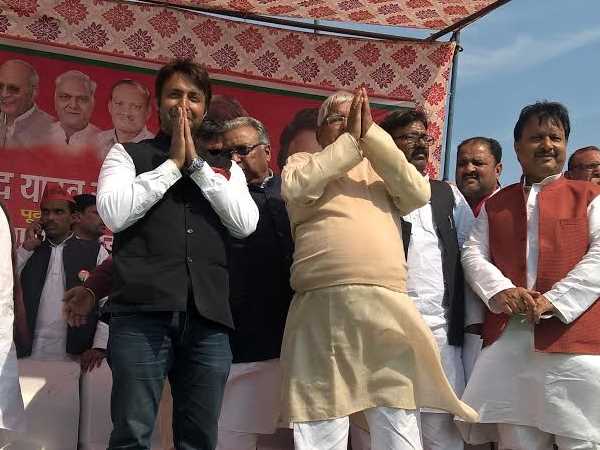 नोटबंदी पर भी ली चुटकी