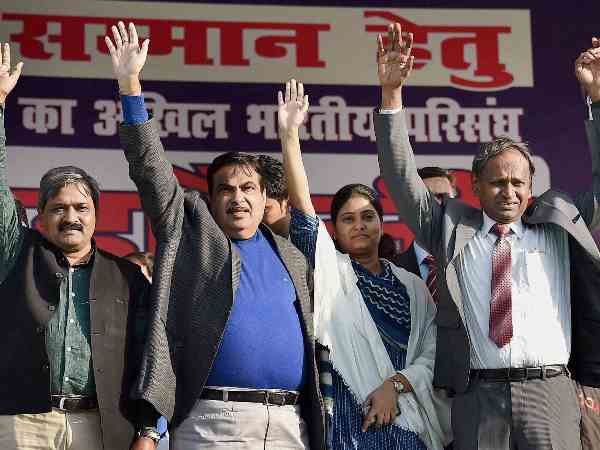अब क्यों अपने ही गढ़ में घिर रही है बीजेपी ?