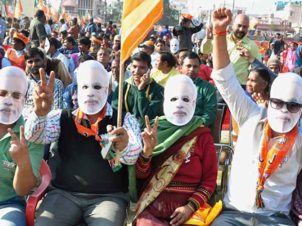 सिर्फ बीएसपी ने उठाया दंगों का मुद्दा