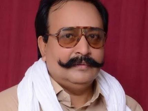 चार्टर्ड प्लेन से पहुंचा सपा का सिंबल