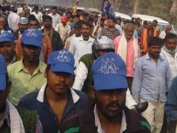 लोग गाजेबाजे के साथ नाचते गाते पहुंचे