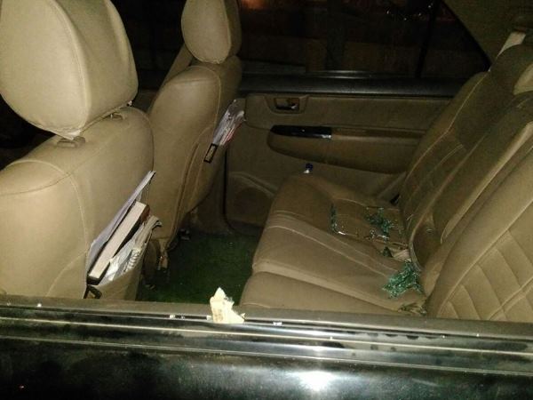 विधायक की गाड़ी में हुआ था पथराव
