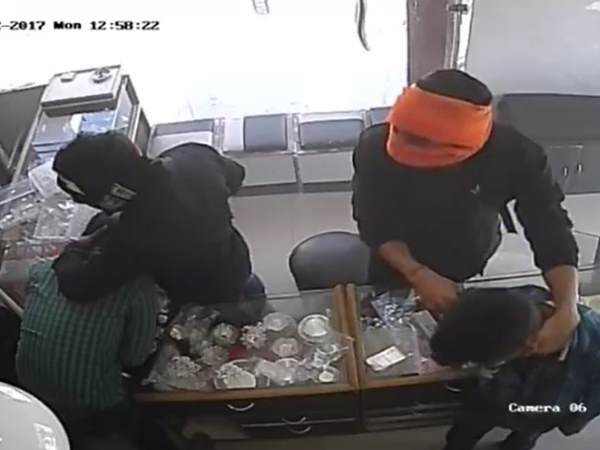पुलिस की भनक लगी तो हो गए रफूचक्कर