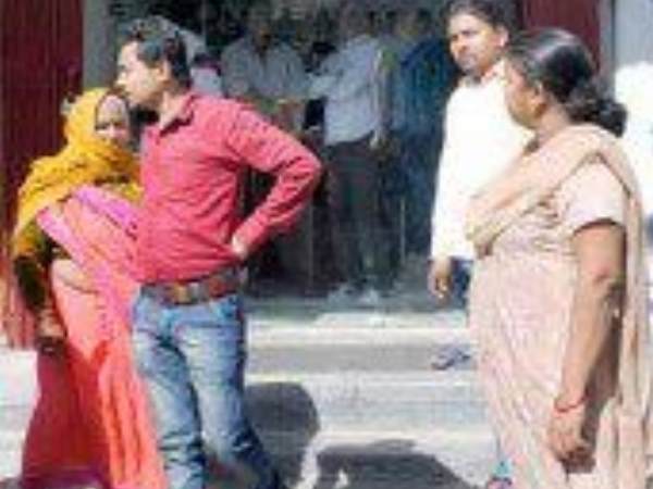 शोरूम में घुसने से पहले बदमाशों ने की थी रेकी