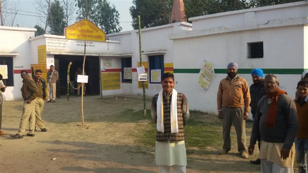 यूपी में पड़ रहे दूसरे चरण के मतदान की देखिए Live तस्वीरें यूपी में पड़ रहे दूसरे चरण के मतदान की देखिए Live तस्वीरें