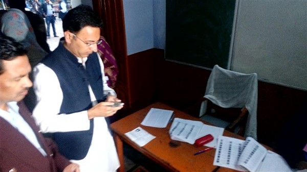 यूपी में पड़ रहे दूसरे चरण के मतदान की देखिए Live तस्वीरें यूपी में पड़ रहे दूसरे चरण के मतदान की देखिए Live तस्वीरें