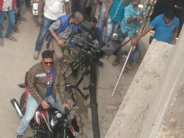 मथुरा: अक्षय की फिल्म टॉयलेट में लठमार होली के सीन को लेकर नंदगांव-बरसाना में विरोध मथुरा: अक्षय की फिल्म टॉयलेट में लठमार होली के सीन को लेकर नंदगांव-बरसाना में विरोध