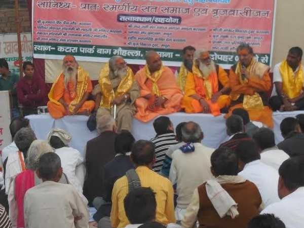मथुरा: अक्षय की फिल्म टॉयलेट में लठमार होली के सीन को लेकर नंदगांव-बरसाना में विरोध मथुरा: अक्षय की फिल्म टॉयलेट में लठमार होली के सीन को लेकर नंदगांव-बरसाना में विरोध
