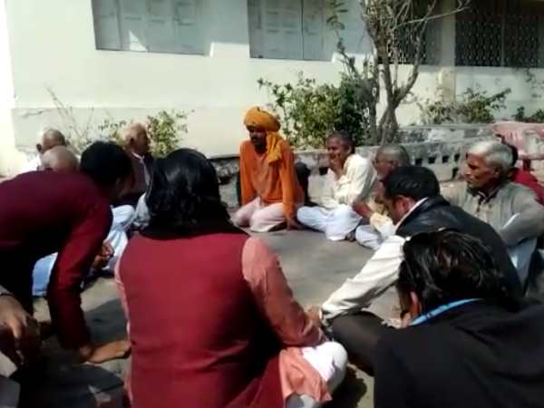 मथुरा: अक्षय की फिल्म टॉयलेट में लठमार होली के सीन को लेकर नंदगांव-बरसाना में विरोध मथुरा: अक्षय की फिल्म टॉयलेट में लठमार होली के सीन को लेकर नंदगांव-बरसाना में विरोध