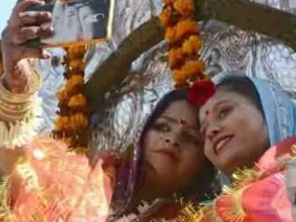 इलाहाबाद: दुल्हन पहुंची बारात लेकर और ब्याह लाईं दूल्हा, एक समिति ने कराई दिव्यांगों की अनूठी शादी इलाहाबाद: दुल्हन पहुंची बारात लेकर और ब्याह लाईं दूल्हा, एक समिति ने कराई दिव्यांगों की अनूठी शादी