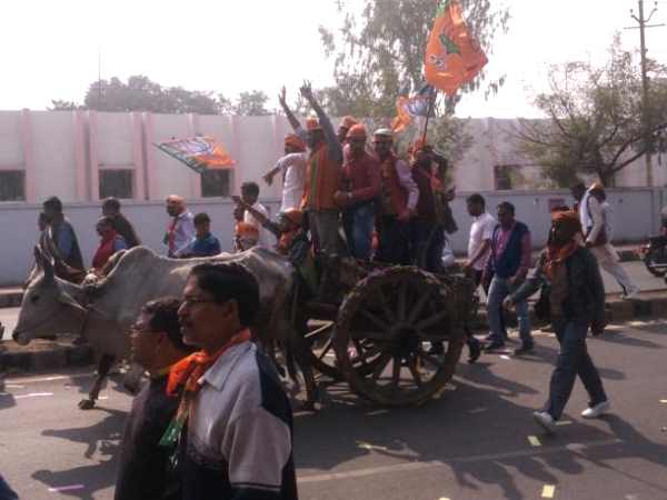 नामांकन कराने के लिए बैलगाड़ी से पहुंचे भाजपा प्रत्याशी, देखिए तस्वीर नामांकन कराने के लिए बैलगाड़ी से पहुंचे भाजपा प्रत्याशी, देखिए तस्वीर