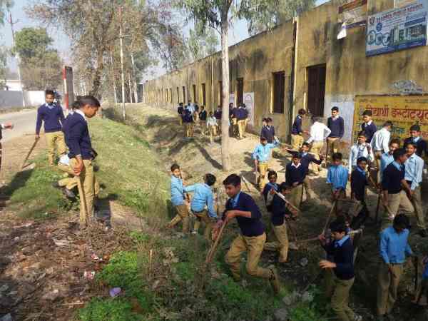 मेरठ: शिक्षा के मंदिर में बच्चों से करवाई गई मजदूरी, देखिए वीडियो मेरठ: शिक्षा के मंदिर में बच्चों से करवाई गई मजदूरी, देखिए वीडियो