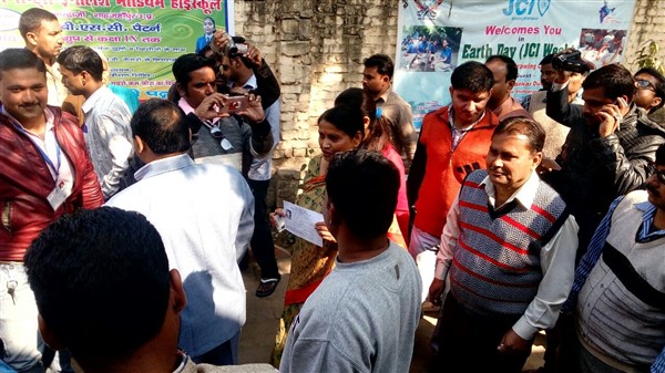 यूपी में पड़ रहे दूसरे चरण के मतदान की देखिए Live तस्वीरें यूपी में पड़ रहे दूसरे चरण के मतदान की देखिए Live तस्वीरें