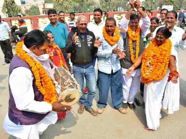 वाराणसी: पर्चा भरने ढोलक बजा और ढुमके लगाकर पहुंचें दो प्रत्याशी, पुलिस भी हुई खुश वाराणसी: पर्चा भरने ढोलक बजा और ढुमके लगाकर पहुंचें दो प्रत्याशी, पुलिस भी हुई खुश