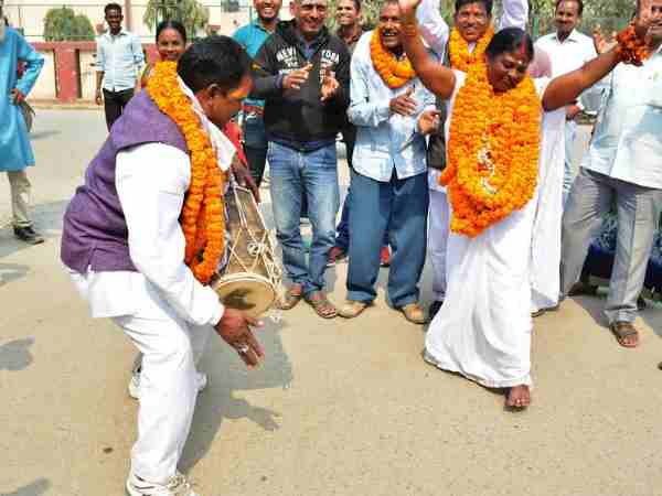 वाराणसी: पर्चा भरने ढोलक बजा और ठुमके लगाकर पहुंचे दो प्रत्याशी, पुलिस भी हुई खुश वाराणसी: पर्चा भरने ढोलक बजा और ठुमके लगाकर पहुंचे दो प्रत्याशी, पुलिस भी हुई खुश