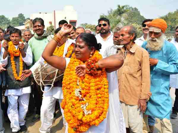 वाराणसी: पर्चा भरने ढोलक बजा और ठुमके लगाकर पहुंचे दो प्रत्याशी, पुलिस भी हुई खुश वाराणसी: पर्चा भरने ढोलक बजा और ठुमके लगाकर पहुंचे दो प्रत्याशी, पुलिस भी हुई खुश
