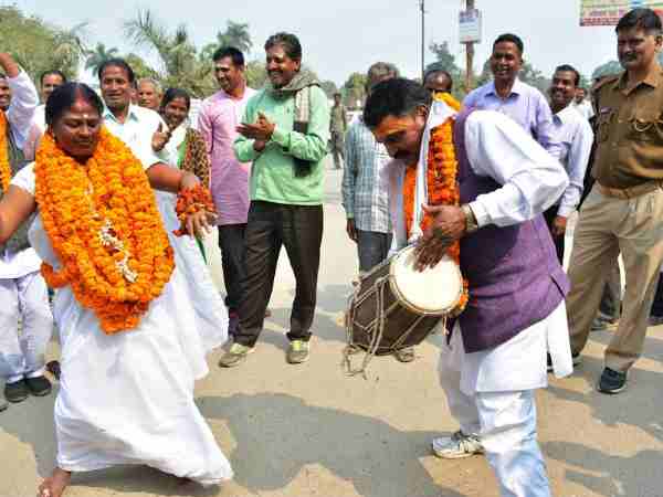 वाराणसी: पर्चा भरने ढोलक बजा और ठुमके लगाकर पहुंचे दो प्रत्याशी, पुलिस भी हुई खुश वाराणसी: पर्चा भरने ढोलक बजा और ठुमके लगाकर पहुंचे दो प्रत्याशी, पुलिस भी हुई खुश