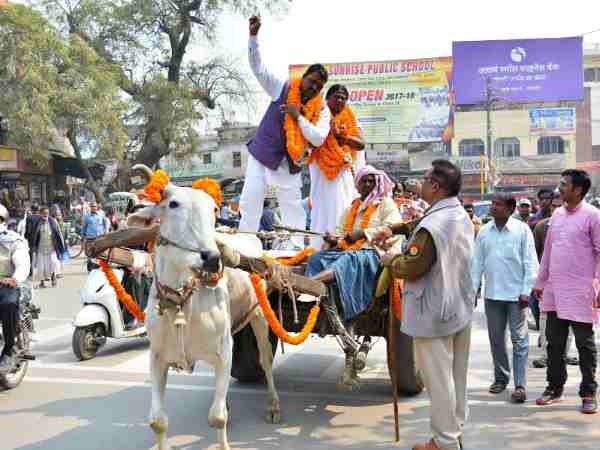 वाराणसी: पर्चा भरने ढोलक बजा और ढुमके लगाकर पहुंचें दो प्रत्याशी, पुलिस भी हुई खुश वाराणसी: पर्चा भरने ढोलक बजा और ढुमके लगाकर पहुंचें दो प्रत्याशी, पुलिस भी हुई खुश