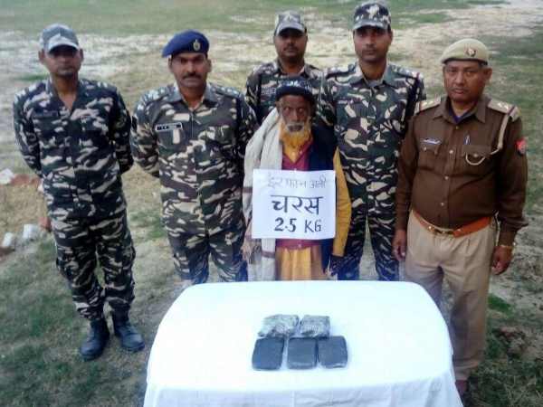 यूपी: 65 साल के बूढ़े तस्कर से एसएसबी जवानों ने बरामद की 30 लाख की चरस यूपी: 65 साल के बूढ़े तस्कर से एसएसबी जवानों ने बरामद की 30 लाख की चरस