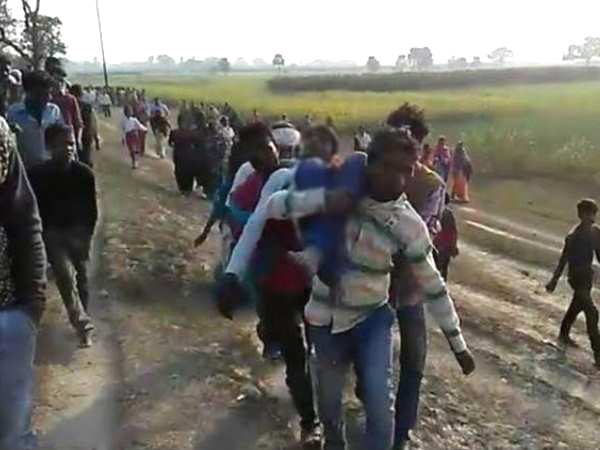 खत्म हो गई मानवता, बेटे की लाश को कंधे पर लेकर थाने पहुंचा बाप, कहा हुजूर मदद करो खत्म हो गई मानवता, बेटे की लाश को कंधे पर लेकर थाने पहुंचा बाप, कहा हुजूर मदद करो