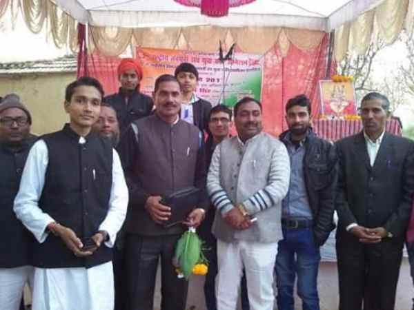 प्रतापगढ़ सदर सीट पर कृष्णा पटेल गुट से नामांकन करने वाले प्रमोद मौर्या के ऊपर चुनाव आयोग का नियम तोड़ने पर एफआईआर दर्ज कराई गई है। वह अपना दल का झंडा लगाकर गांव में प्रचार-प्रसार कर रहे थे। प्रतापगढ़ सदर सीट पर कृष्णा पटेल गुट से नामांकन करने वाले प्रमोद मौर्या के ऊपर चुनाव आयोग का नियम तोड़ने पर एफआईआर दर्ज कराई गई है। वह अपना दल का झंडा लगाकर गांव में प्रचार-प्रसार कर रहे थे।