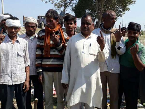 PICS: पिता का अंतिम संस्कार करने से पहले बेटे ने डाला वोट, पिता ने ही दी थी प्रेरणा PICS: पिता का अंतिम संस्कार करने से पहले बेटे ने डाला वोट, पिता ने ही दी थी प्रेरणा