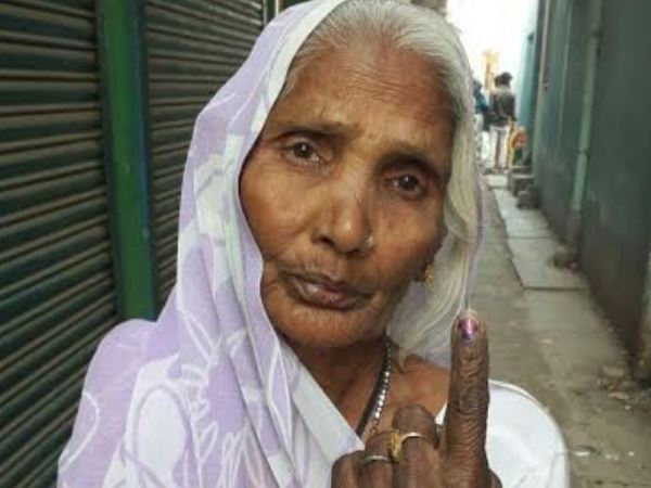 PICS: पिता का अंतिम संस्कार करने से पहले बेटे ने डाला वोट, पिता ने ही दी थी प्रेरणा PICS: पिता का अंतिम संस्कार करने से पहले बेटे ने डाला वोट, पिता ने ही दी थी प्रेरणा