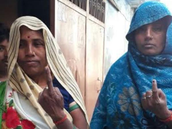 PICS: पिता का अंतिम संस्कार करने से पहले बेटे ने डाला वोट, पिता ने ही दी थी प्रेरणा PICS: पिता का अंतिम संस्कार करने से पहले बेटे ने डाला वोट, पिता ने ही दी थी प्रेरणा