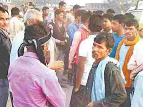 इलाहाबाद: अमोनिया गैस टैंक फटने से एक की मौत, दर्जनों बेहोश इलाहाबाद: अमोनिया गैस टैंक फटने से एक की मौत, दर्जनों बेहोश