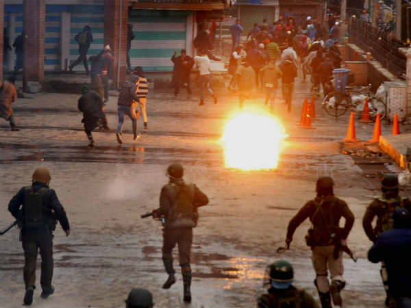 कश्मीर-के-युवा-एनकाउंटर-में-करते-आतंकवादियों-की-मदद कश्मीर-के-युवा-एनकाउंटर-में-करते-आतंकवादियों-की-मदद