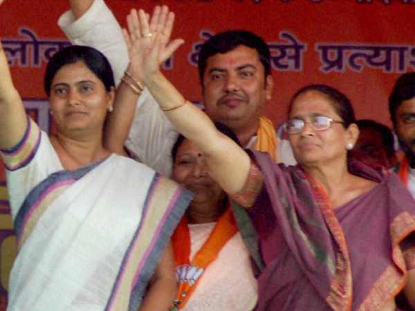 यूपी में बाप-बेटे के दंगल के बाद मां कृष्णा पटेल और बेटी अनुप्रिया पटेल आमने-सामने यूपी में बाप-बेटे के दंगल के बाद मां कृष्णा पटेल और बेटी अनुप्रिया पटेल आमने-सामने