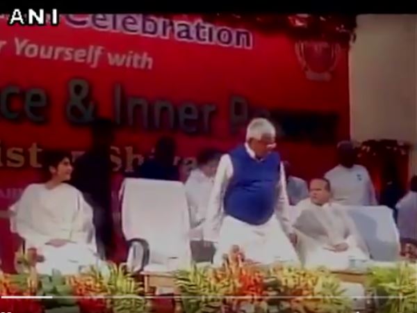 VIDEO: जब नीतीश कुमार की कुर्सी पर जा बैठे लालू यादव VIDEO: जब नीतीश कुमार की कुर्सी पर जा बैठे लालू यादव