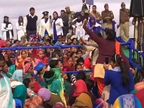 मेरठ: मायावती की रैली में युवतियों ने किया जमकर डांस मेरठ: मायावती की रैली में युवतियों ने किया जमकर डांस