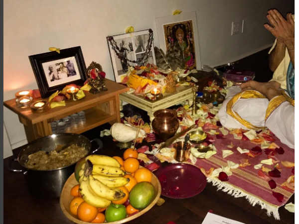 माइली-साइरस-के-घर-लक्ष्मी-पूजा माइली-साइरस-के-घर-लक्ष्मी-पूजा