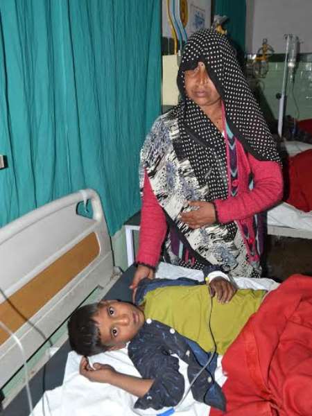 बरेली: मकान हड़पने की खातिर किराएदार महिला ने मकान मालिक समेत 8 लोगों को दिया जहर बरेली: मकान हड़पने की खातिर किराएदार महिला ने मकान मालिक समेत 8 लोगों को दिया जहर