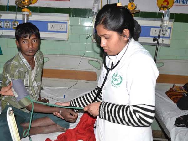 बरेली: मकान हड़पने की खातिर किराएदार महिला ने मकान मालिक समेत 8 लोगों को दिया जहर बरेली: मकान हड़पने की खातिर किराएदार महिला ने मकान मालिक समेत 8 लोगों को दिया जहर