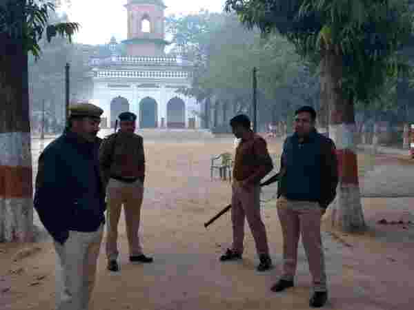 हरदोई: बूथ पर ड्यूटी की वजह से नहीं मिली छुट्टी, महिला की हुई मौत हरदोई: बूथ पर ड्यूटी की वजह से नहीं मिली छुट्टी, महिला की हुई मौत