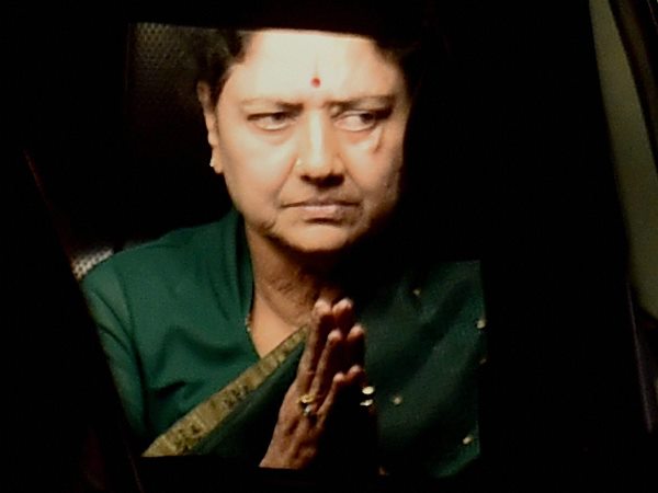 तमिलनाडु में सत्ताधारी दल ऑल इंडिया अन्ना द्रमुक मुनेत्र कड़गम (AIADMK) की अंदरूनी लड़ाई अब खुल कर सामने आ गई है। तमिलनाडु में सत्ताधारी दल ऑल इंडिया अन्ना द्रमुक मुनेत्र कड़गम (AIADMK) की अंदरूनी लड़ाई अब खुल कर सामने आ गई है।