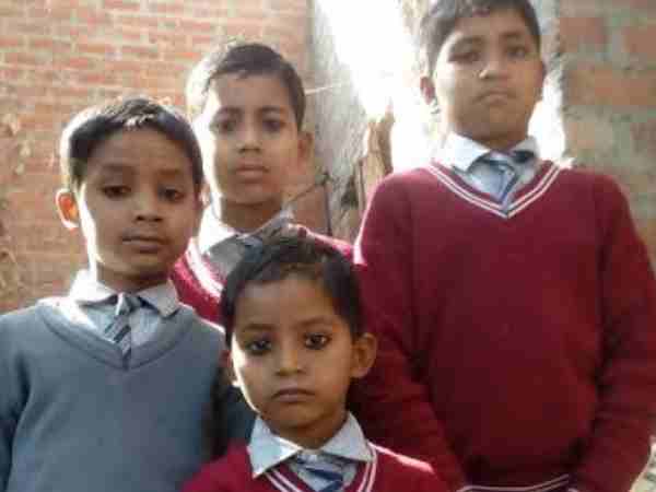शाहजहांपुर: प्रिंसिपल साहब को लगता है पैसे पेड़ पर उगते हैं! तभी तो फीस से ज्यादा पैसा वसूलने लगे शाहजहांपुर: प्रिंसिपल साहब को लगता है पैसे पेड़ पर उगते हैं! तभी तो फीस से ज्यादा पैसा वसूलने लगे