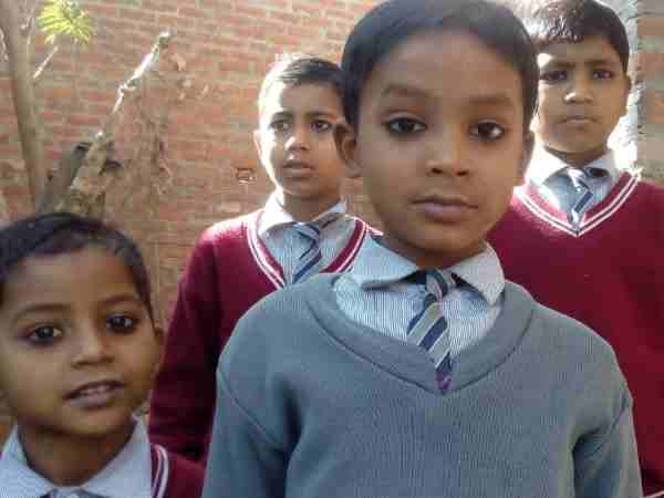 शाहजहांपुर: प्रिंसिपल साहब को लगता है पैसे पेड़ पर उगते हैं! तभी तो फीस से ज्यादा पैसा वसूलने लगे शाहजहांपुर: प्रिंसिपल साहब को लगता है पैसे पेड़ पर उगते हैं! तभी तो फीस से ज्यादा पैसा वसूलने लगे