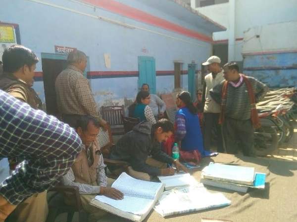 आगरा: चाइल्ड केयर लीव के लिए शिक्षा अधिकारी ने मांगी रिश्वत, पकड़ी गई रंगे हाथ आगरा: चाइल्ड केयर लीव के लिए शिक्षा अधिकारी ने मांगी रिश्वत, पकड़ी गई रंगे हाथ