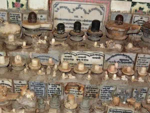 मृत्यु के बाद मुक्ति के लिए यहां स्थापित होते हैं शिवलिंग, देखिए तस्वीरें मृत्यु के बाद मुक्ति के लिए यहां स्थापित होते हैं शिवलिंग, देखिए तस्वीरें